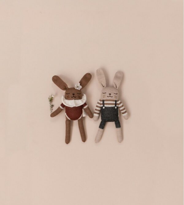 Doudou lapin salopette noire 22 cm – Image 2