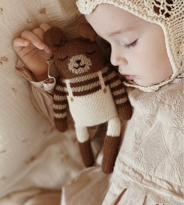 Doudou ourson salopette écrue 22cm – Image 3