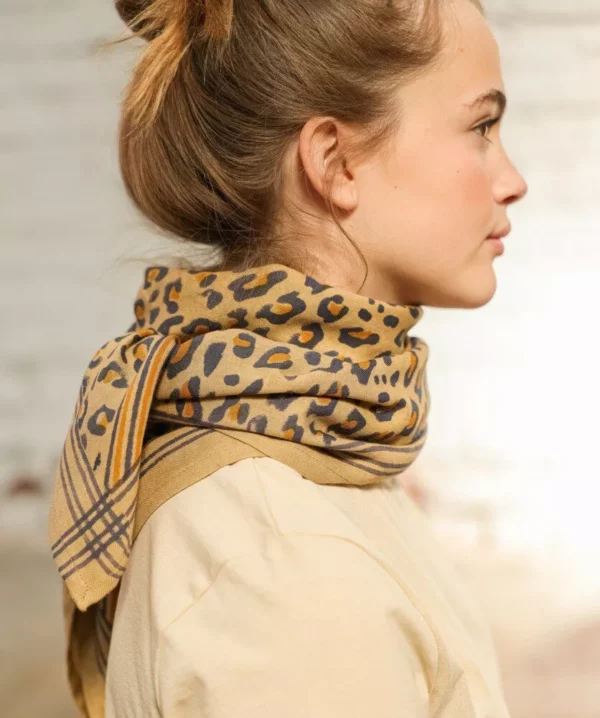 Grand foulard Léopard Beige – Image 3
