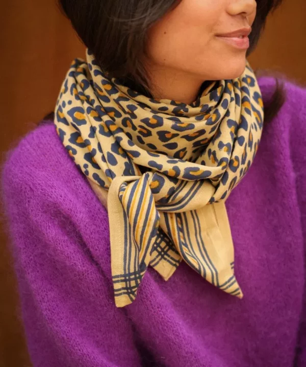 Grand foulard Léopard Beige – Image 4