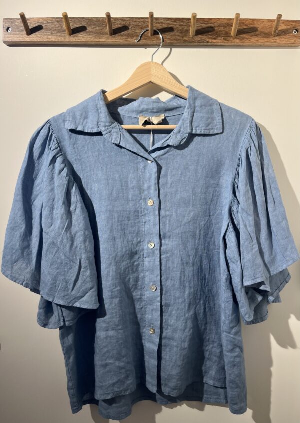 Blouse en lin manches volantes bleu jean – Image 2
