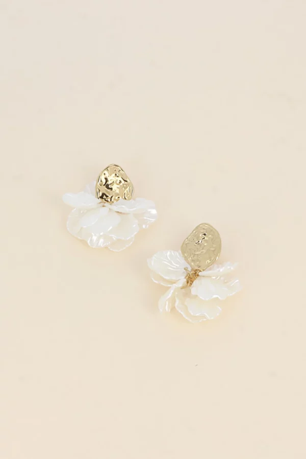 Boucles pendantes -  pétales en résine blanche nacrée