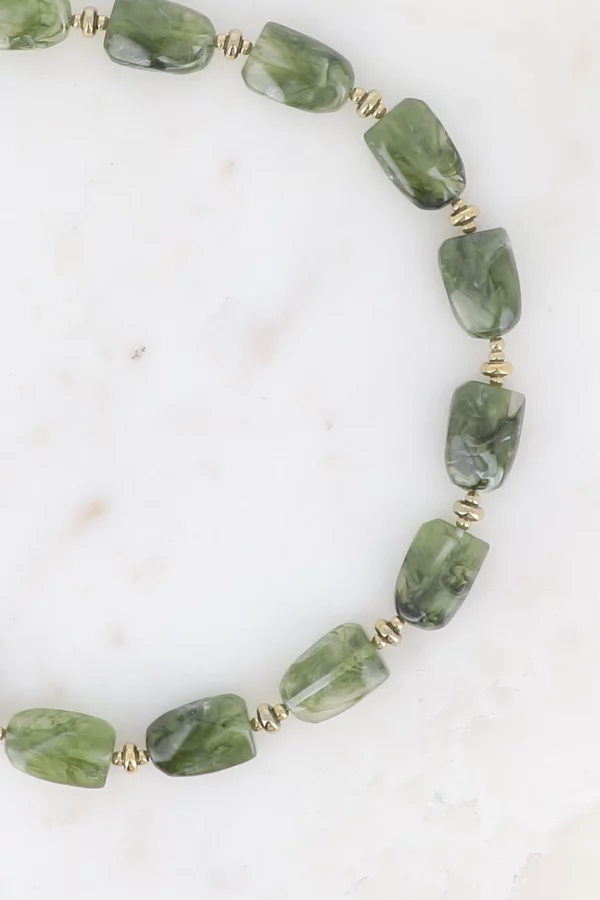 Collier perles en résine colorée vert – Image 2
