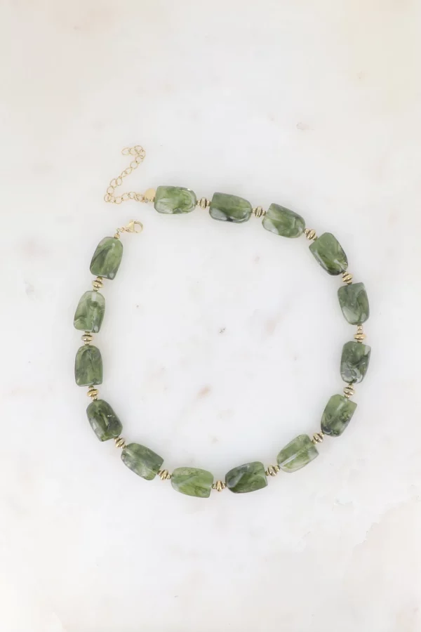 Collier perles en résine colorée vert