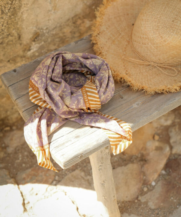 Grand foulard - Kate parme – Image 3