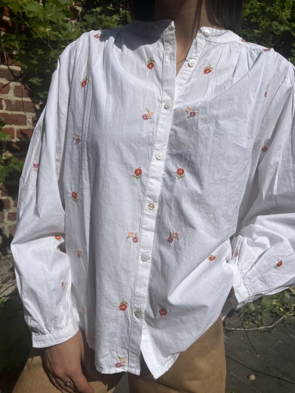 Chemise blanche à fleurs brodées