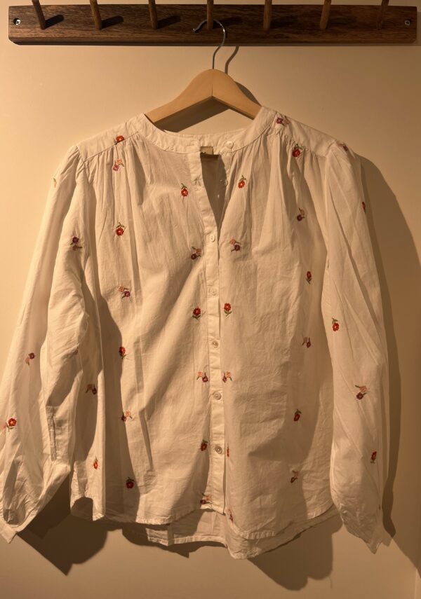 Chemise blanche à fleurs brodées – Image 2