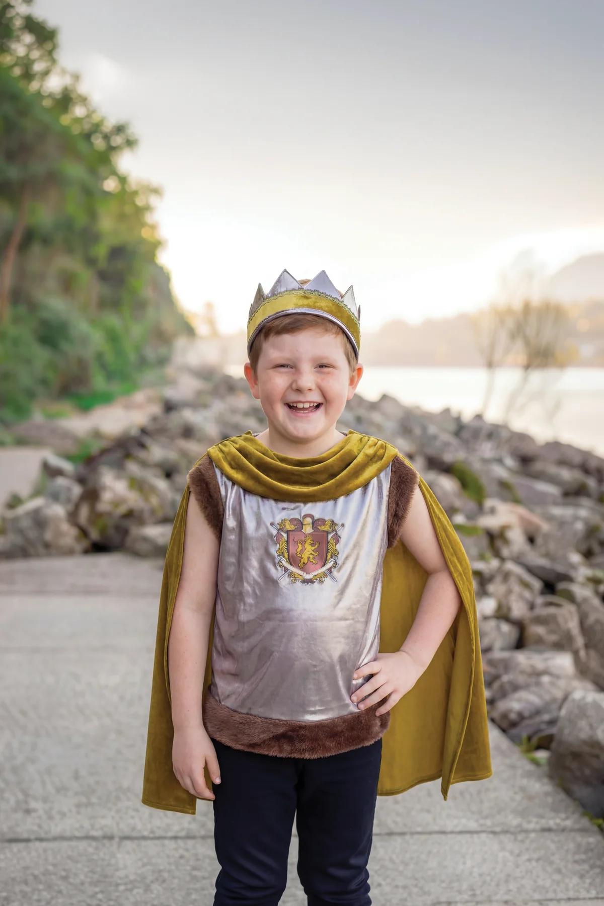 Tunique de chevalier fourrure avec cape et couronne – Image 2