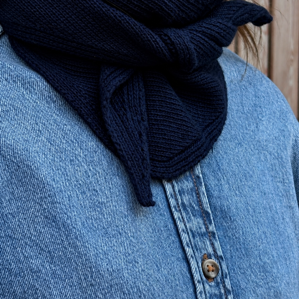Écharpe tricotée sur veste en jean