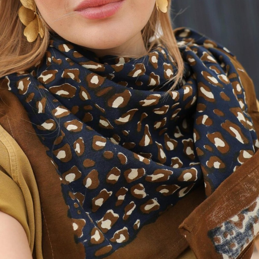 Foulard-Grand-Format-Leopard-Navy-2-836x1000
