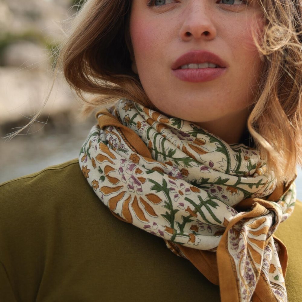 Foulard-grand-format-Palmyre-Caramel-Beurre-Sale-2-836x1000