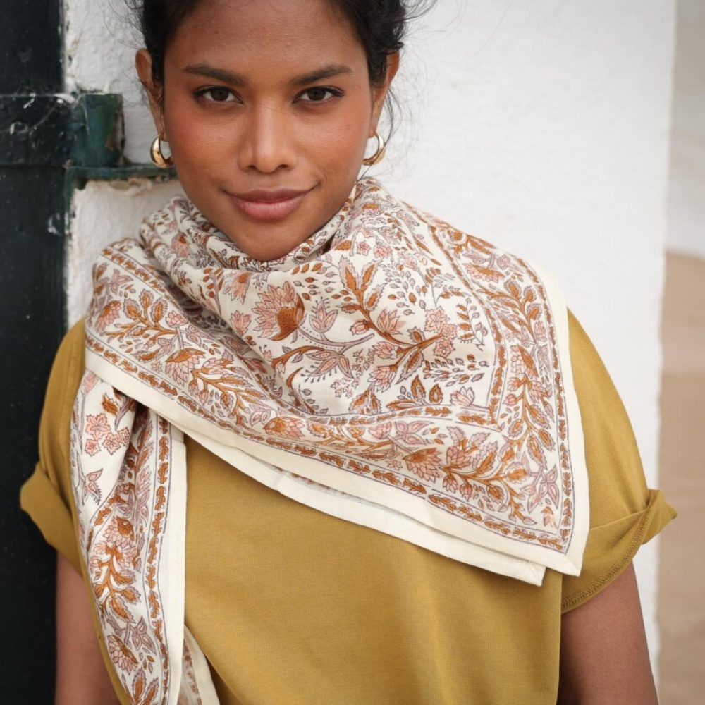 Foulard-grand-format-Rhapsody-poudre-1-836x1000