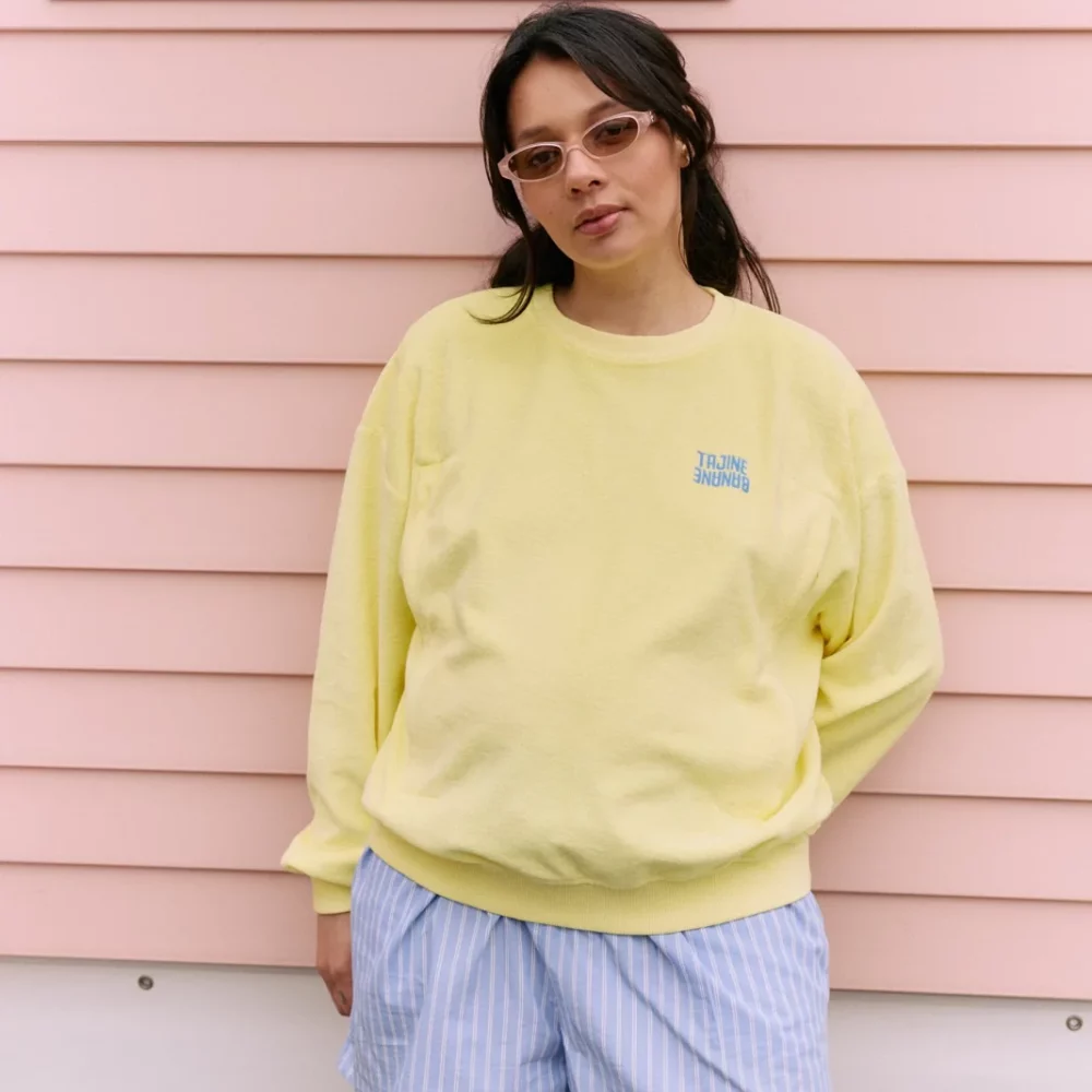 Sweat_allaitant_la_pallaite_sunny_jaune_mai26-drop1_face_a_la_mere_Tajinebanane_7