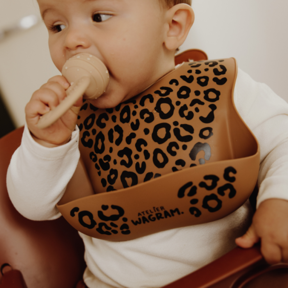 bavoir-silicone-caramel-leopard (2)