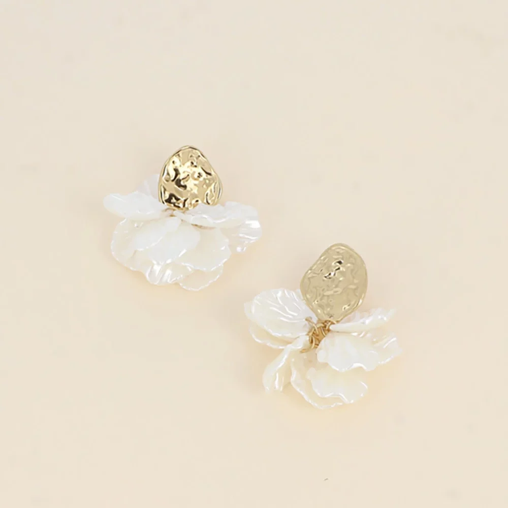 boucles-pendantes-pieces-style-petales-en-resine-blanche-nacree_or_67aa22dce11cf