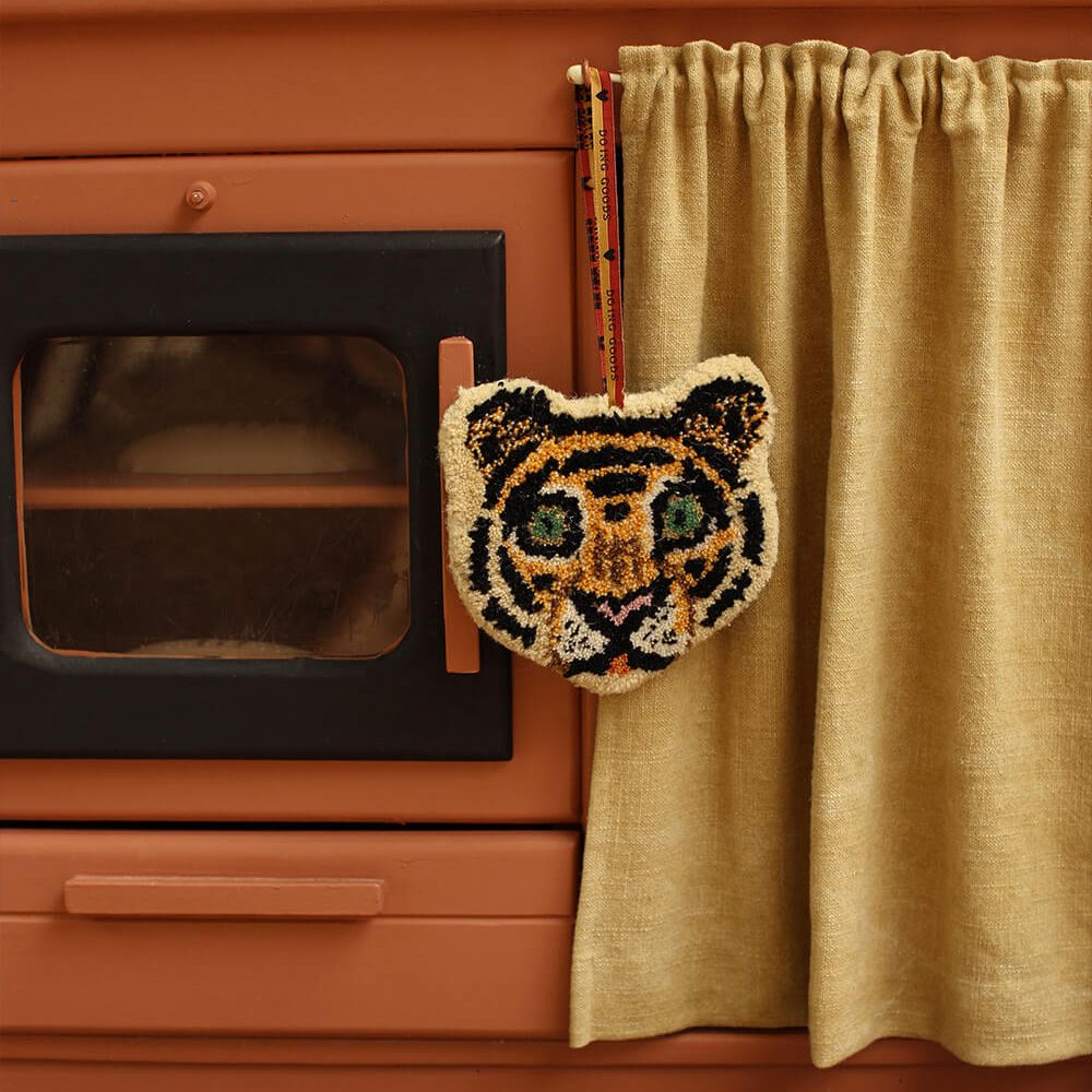 cloudy-tiger-cub-hanger-front-doing-goods-1.45.10.003.100.5-tapisamisshoot23-web