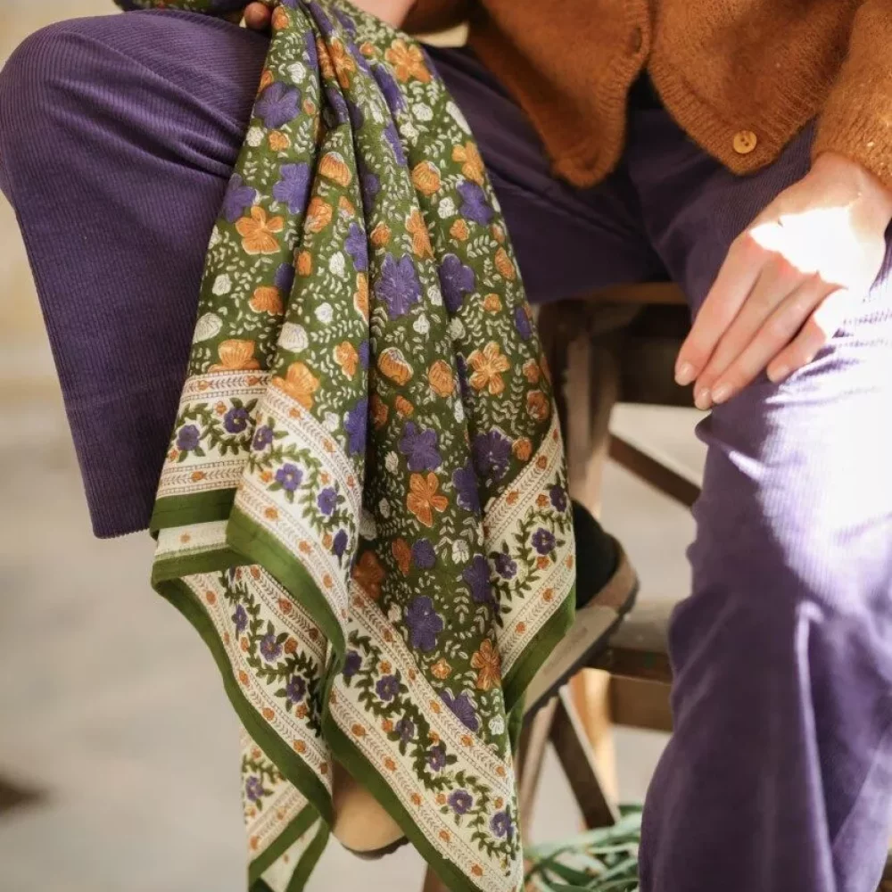 foulard-grand-format-ellis-mousse_damier-grenat-6-836x1000