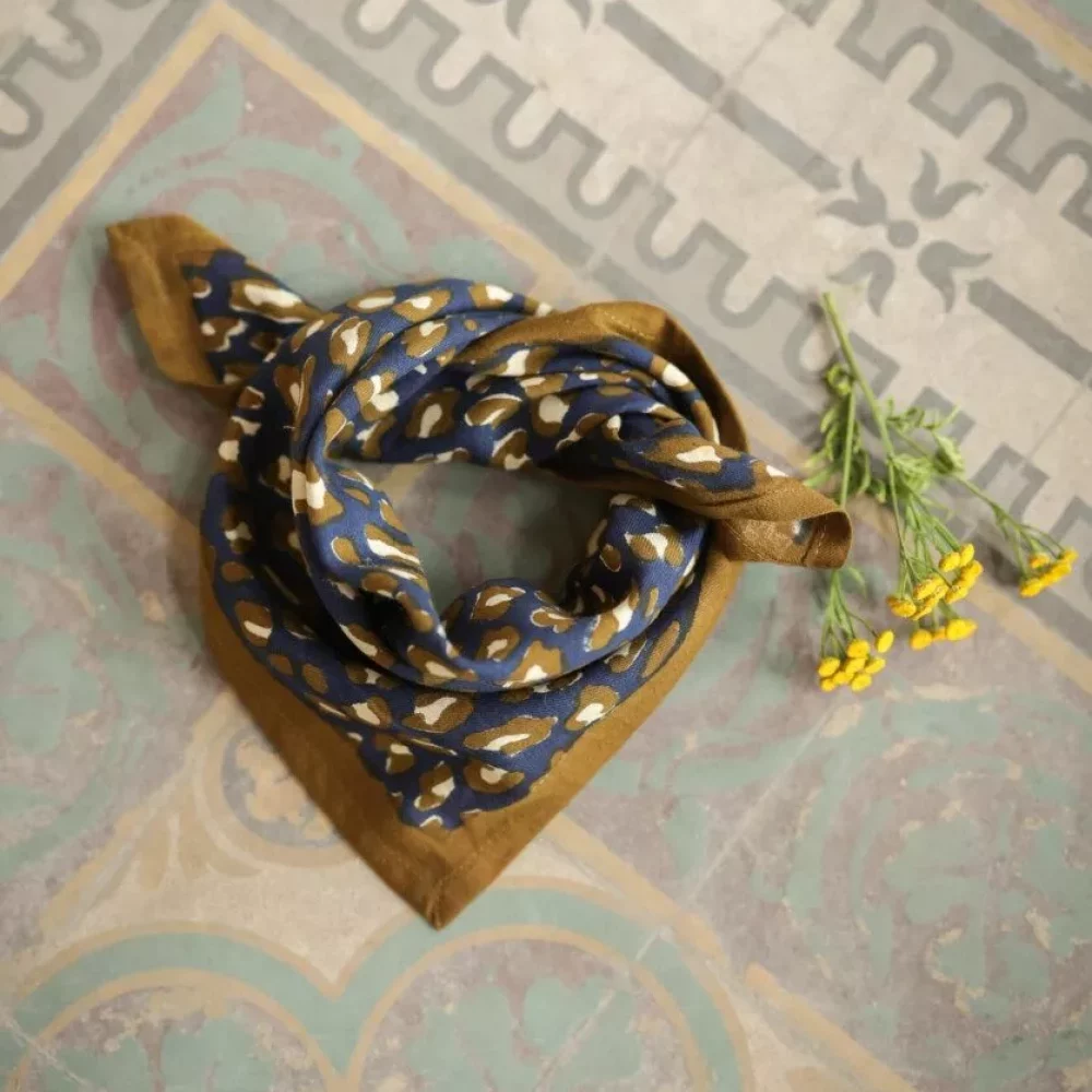 foulard-petit-format-leopard-navy-7-836x1000