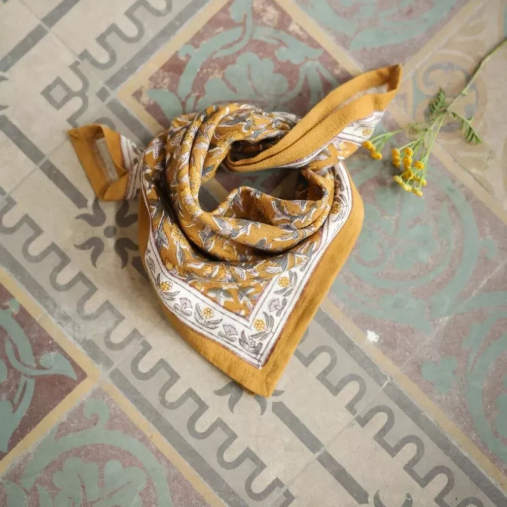 foulard-petit-format-scarlett-gold-3-836x1000