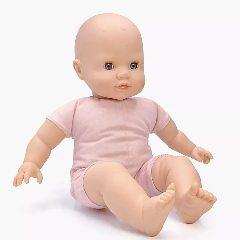 minikane-poupee-cuties-corps-mou-yeux-dormeurs-emily-assise-2