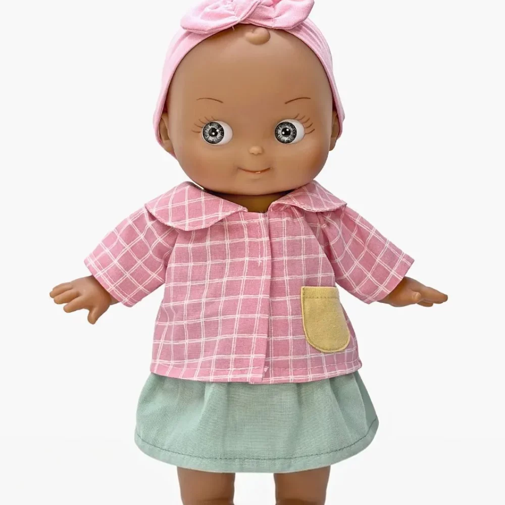 minikane-poupee-mini-pancha-maia-avec-tenue-ecoliere-carreaux-rose-blanc-pieds-nus