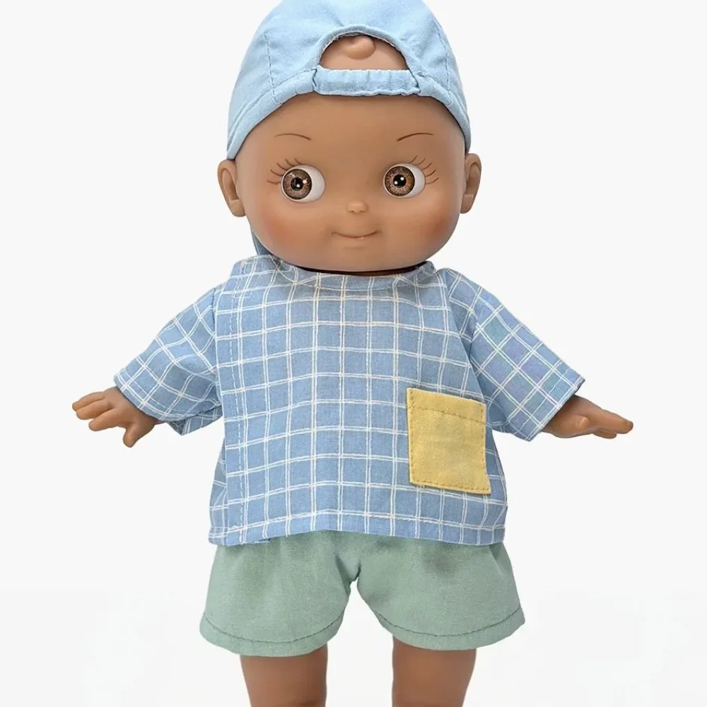 minikane-poupee-mini-pancha-noah-avec-tenue-ecolier-carreaux-bleu-blanc-pieds-nus